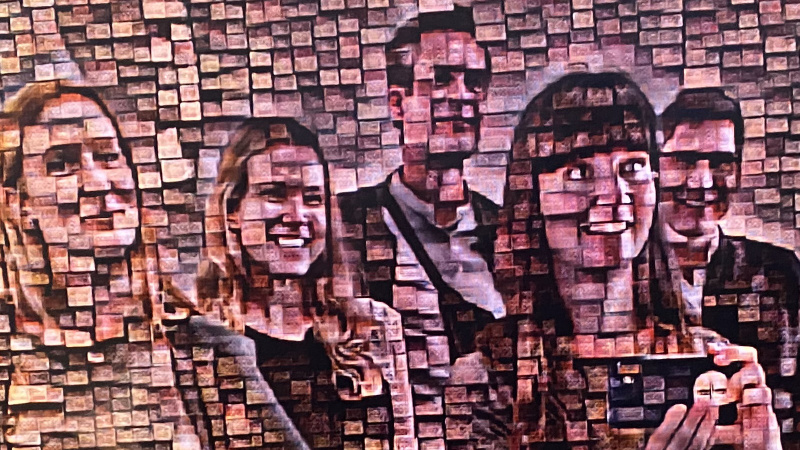 Teambild von Querfeld-Design, veränder von KI in Holzstapel-Optik