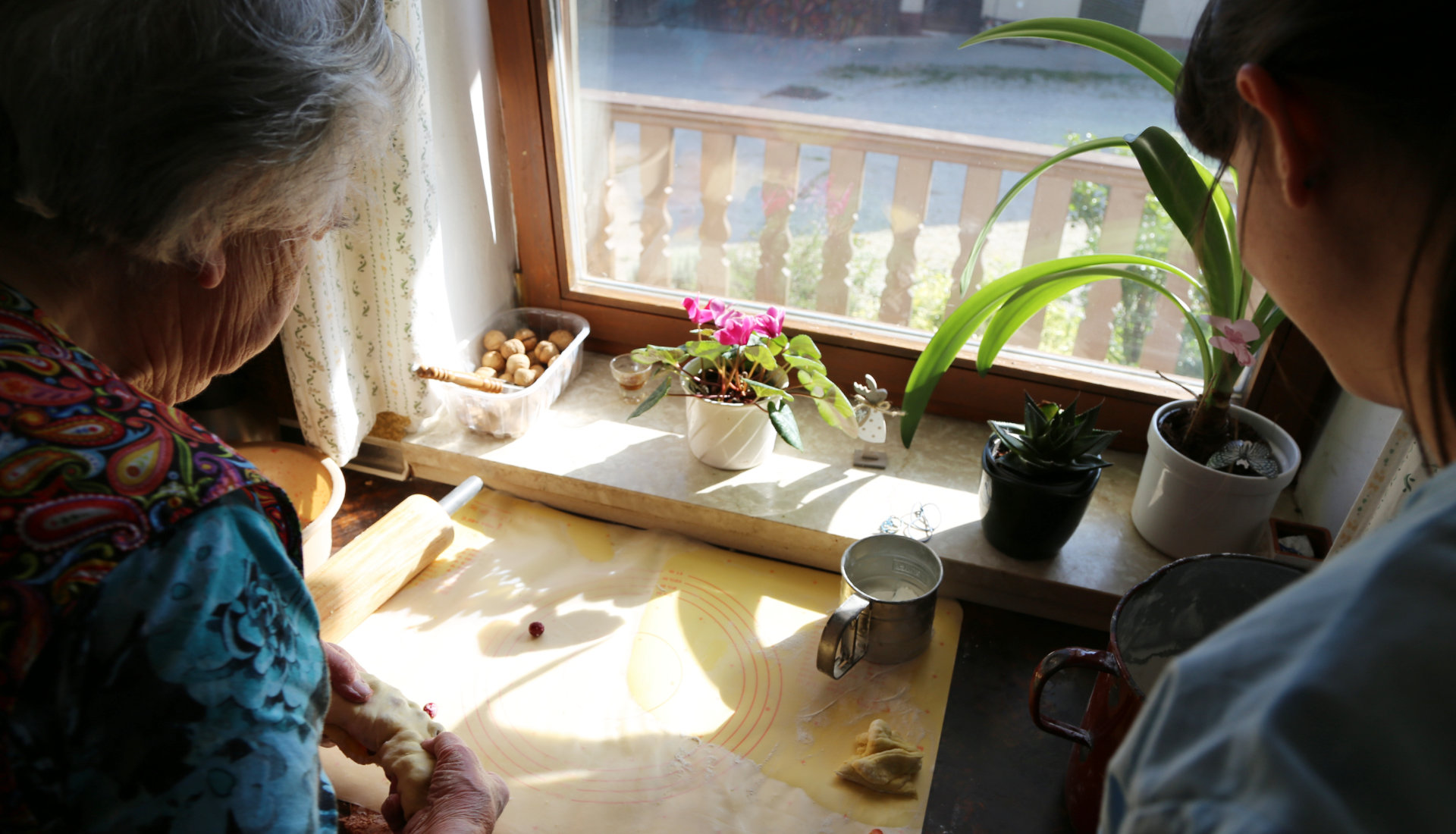 Anna Ulmer mit ihrer Oma beim Backen.