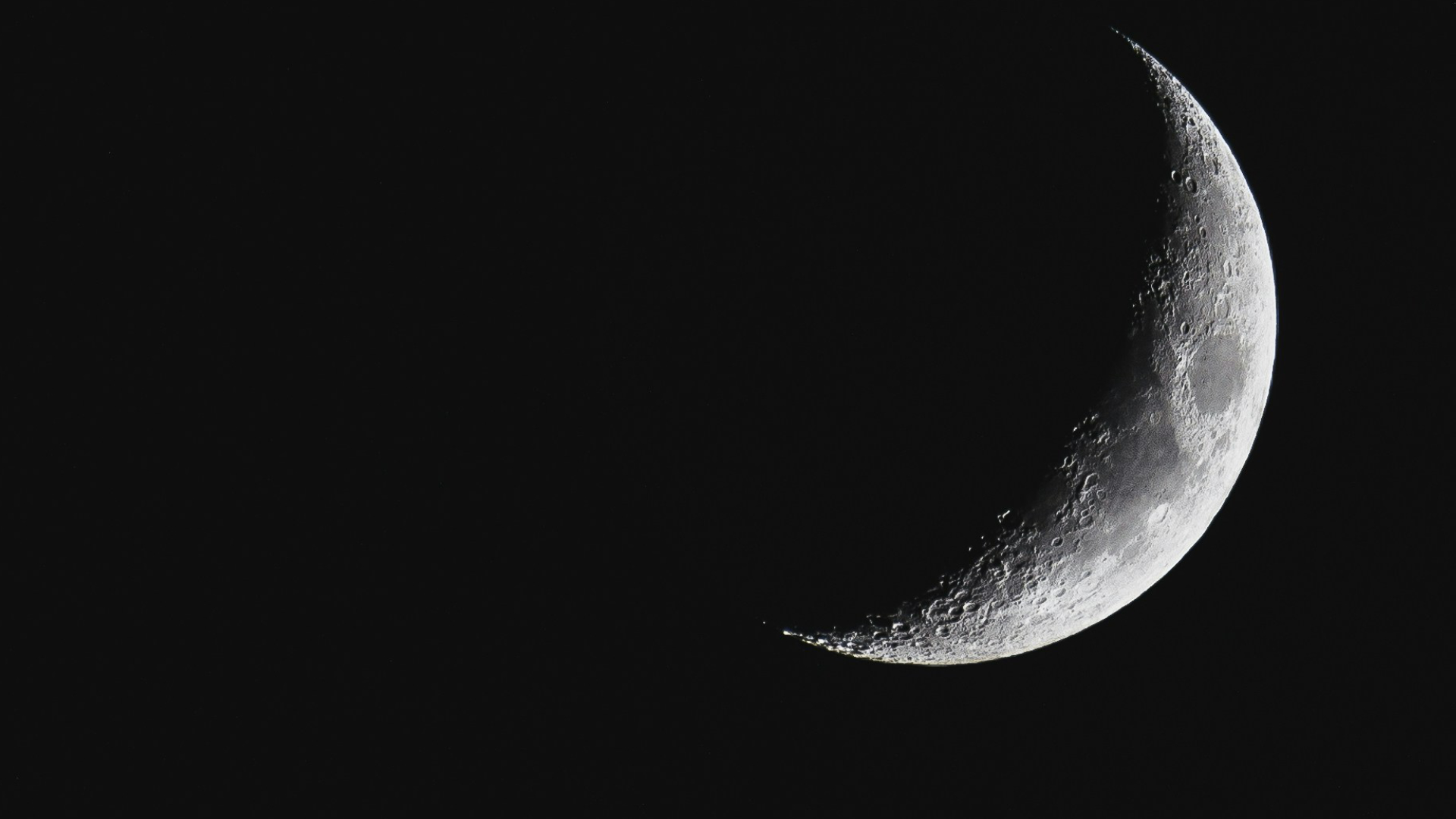 Sichelmond auf schwarzem Himmel